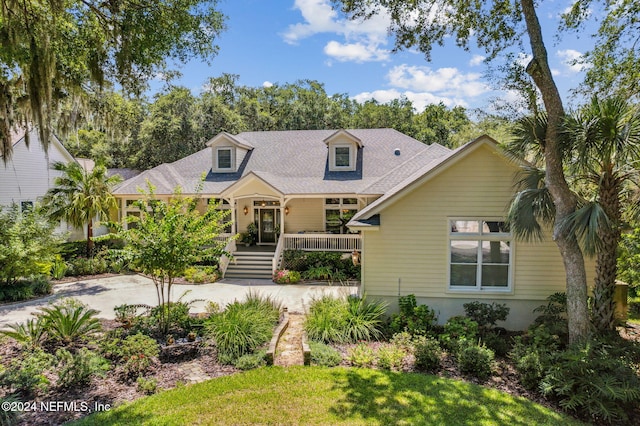 new england style home with covered porch