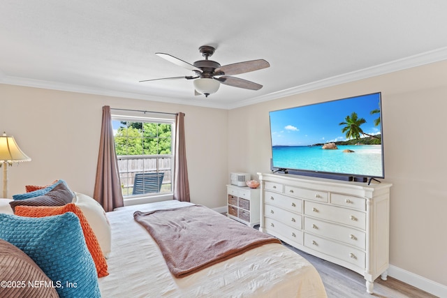 bedroom featuring light hardwood / wood-style floors, ceiling fan, and crown molding