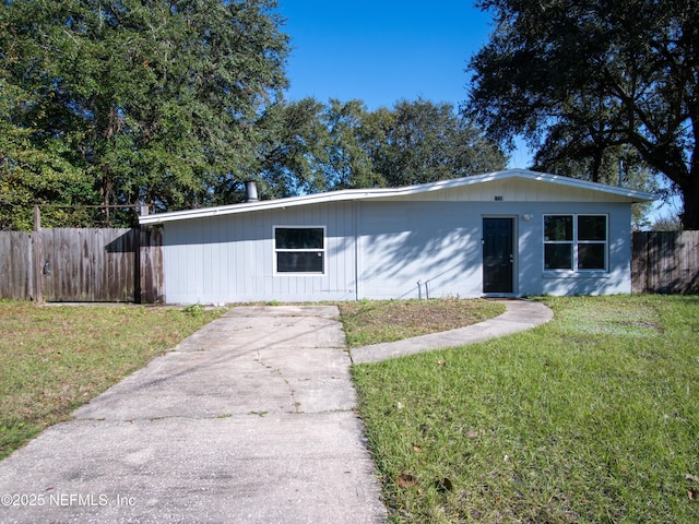 view of front facade with fence and a front lawn