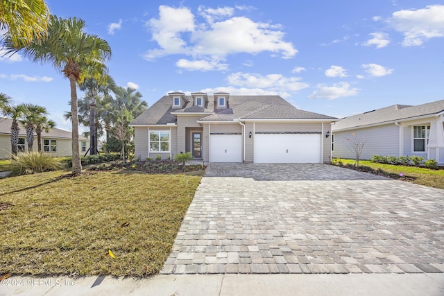 view of front facade featuring a front yard and a garage