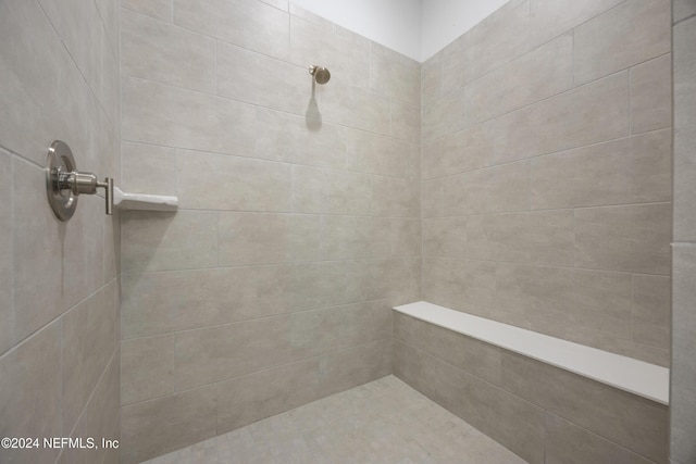 bathroom featuring a tile shower