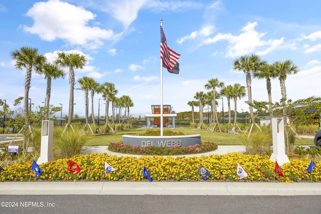 view of community featuring a lawn