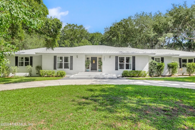 single story home with a front yard