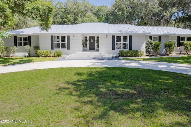 single story home with a front yard