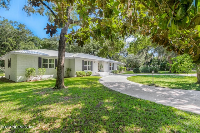 single story home with a front lawn