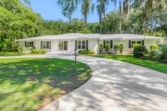 single story home with a front yard