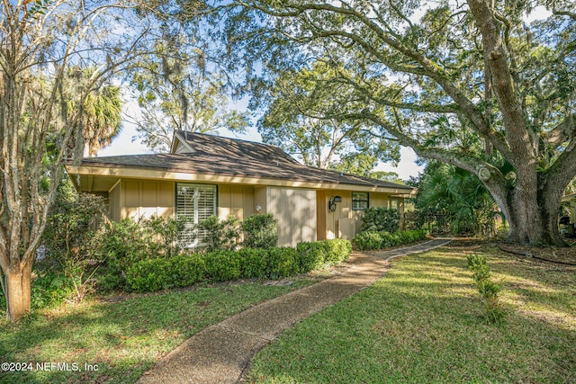 view of front of home featuring a front lawn