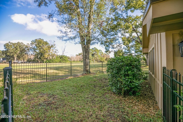 view of yard featuring a rural view