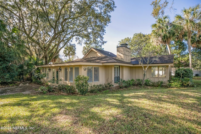 view of front of house featuring a front lawn