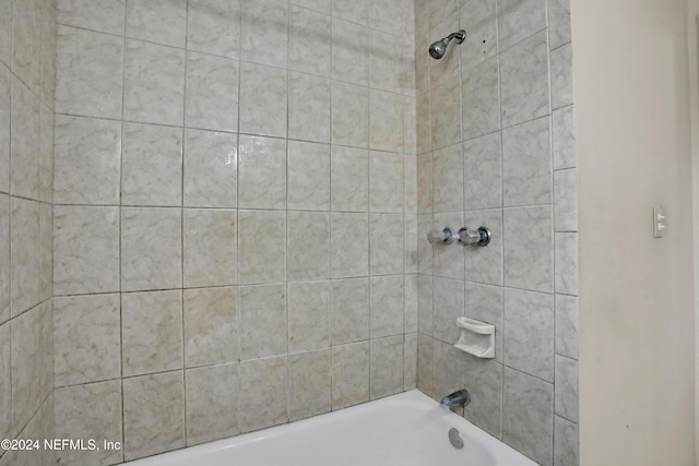 bathroom with tiled shower / bath combo