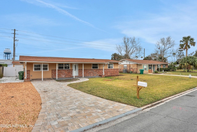 single story home with a front lawn