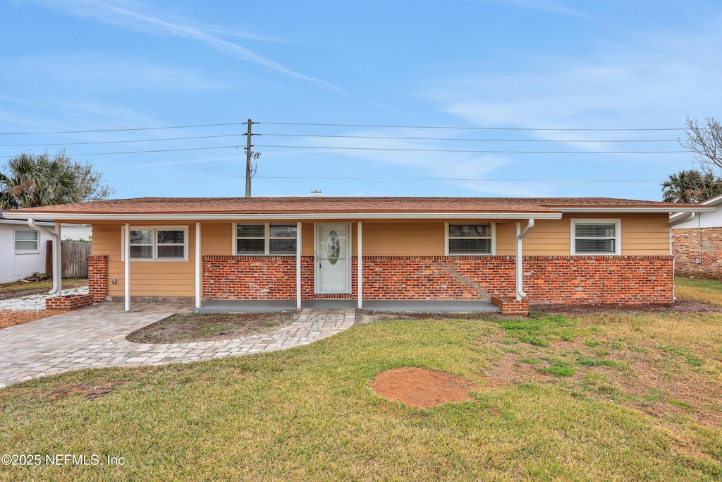 single story home with a front yard