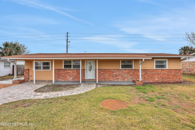 single story home with a front yard