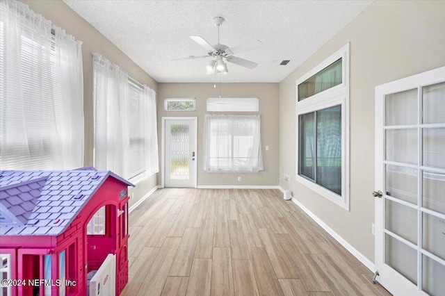 sunroom with ceiling fan