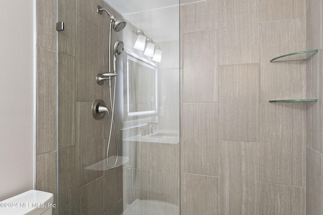 bathroom with toilet and tiled shower