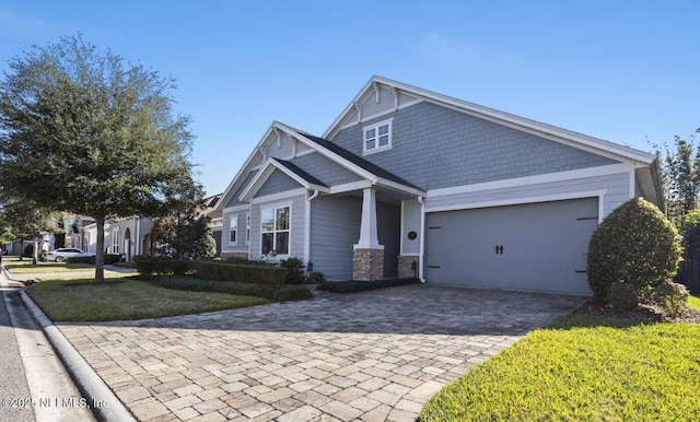 craftsman inspired home with a front lawn and a garage