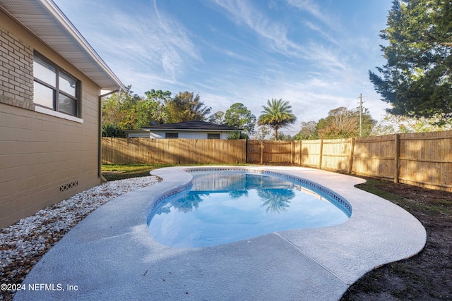 view of swimming pool