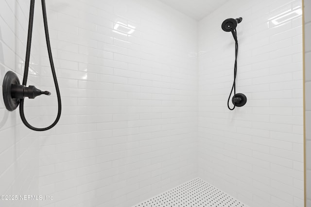 bathroom featuring a tile shower