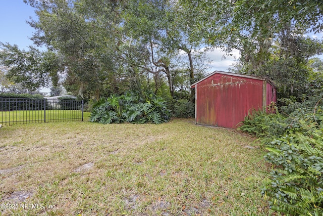 view of yard featuring a storage shed