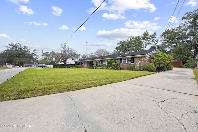 single story home featuring a front lawn