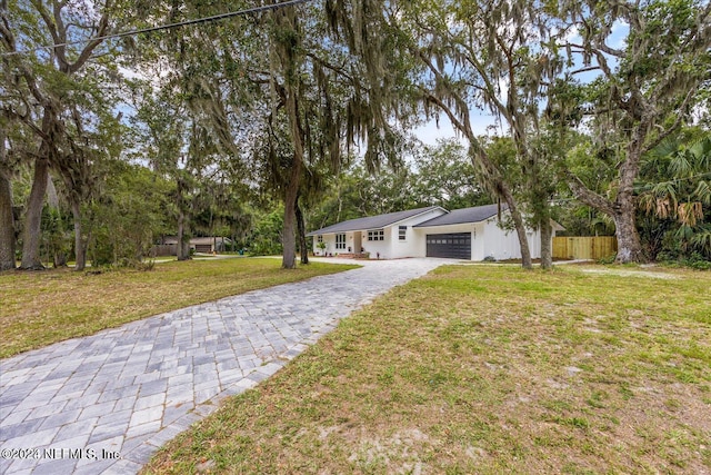 view of front of house featuring a front lawn and a garage