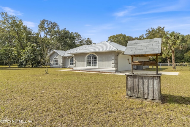 view of front of home with a front lawn