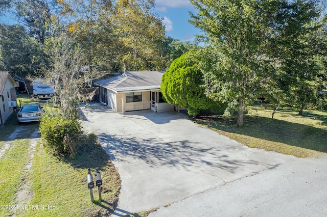 view of front of property featuring driveway and a front yard