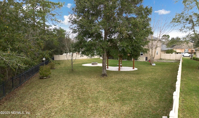 view of yard featuring a fire pit