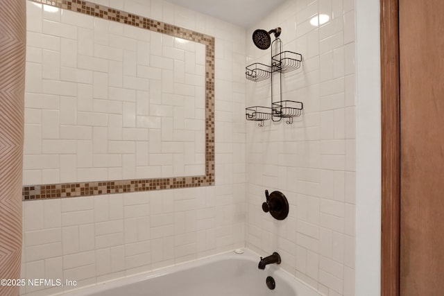 bathroom featuring tiled shower / bath combo