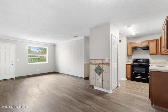 kitchen with black range with electric stovetop, crown molding, sink, light wood-type flooring, and a textured ceiling