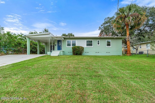 view of front of house featuring a carport, cooling unit, and a front lawn