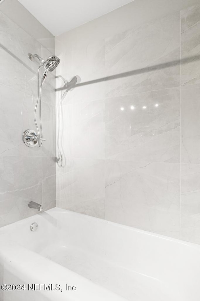 bathroom featuring tiled shower / bath combo