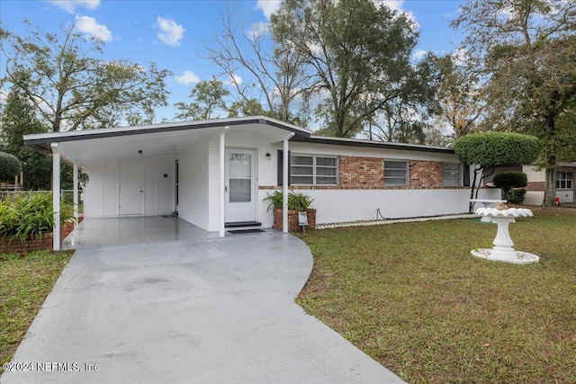 view of front of home with a front lawn and a carport