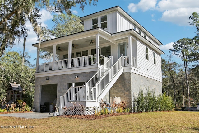 view of front facade featuring ceiling fan, a front yard, and covered porch