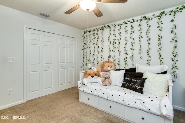 living area featuring light carpet and a textured ceiling