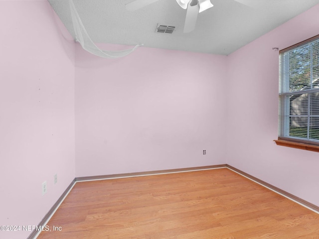 unfurnished room with light wood-type flooring and ceiling fan