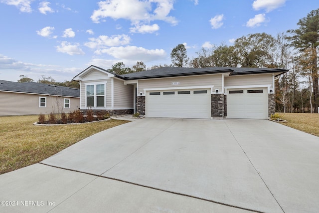 view of front facade featuring a front yard and a garage