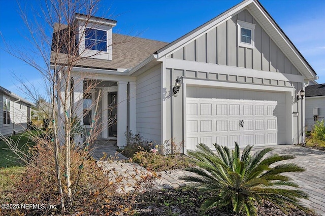 view of front facade featuring a garage