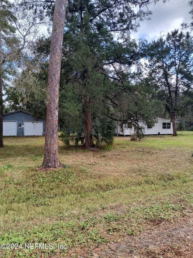 view of yard with an outdoor structure and a garage