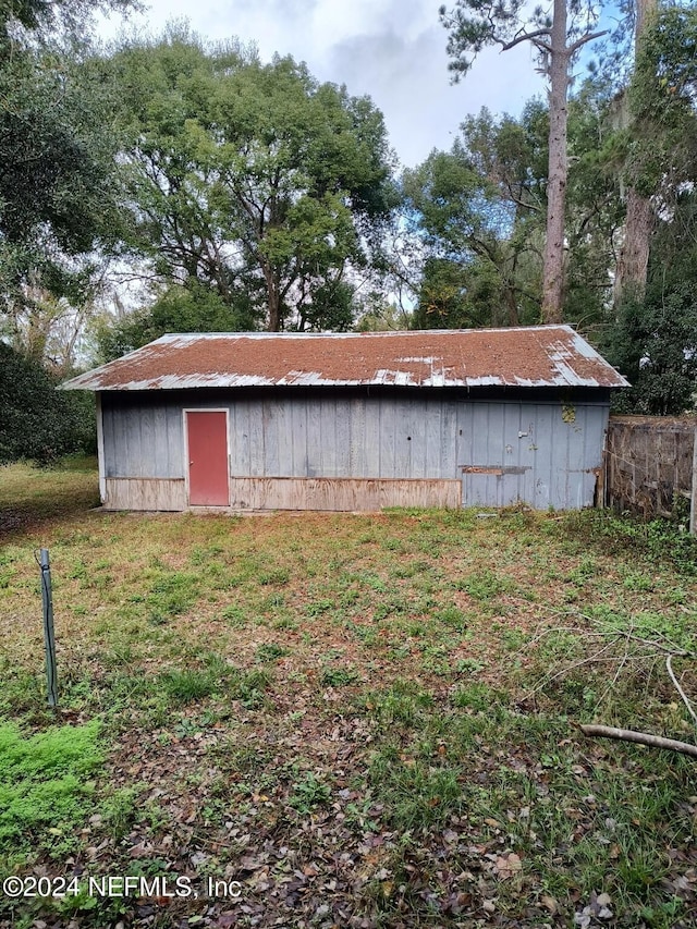 view of yard with an outdoor structure