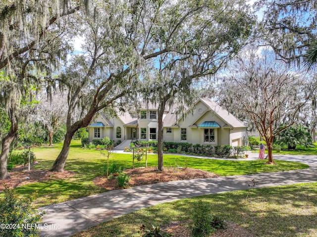 view of front of property featuring a front yard