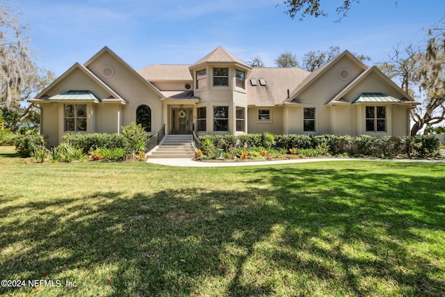 view of front facade featuring a front lawn