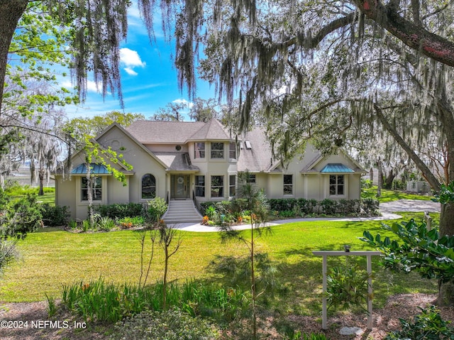 view of front of property featuring a front yard