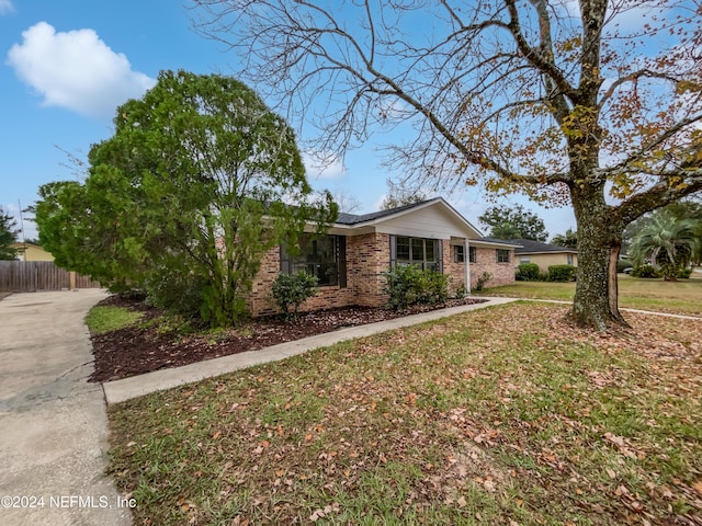 ranch-style home with a front lawn