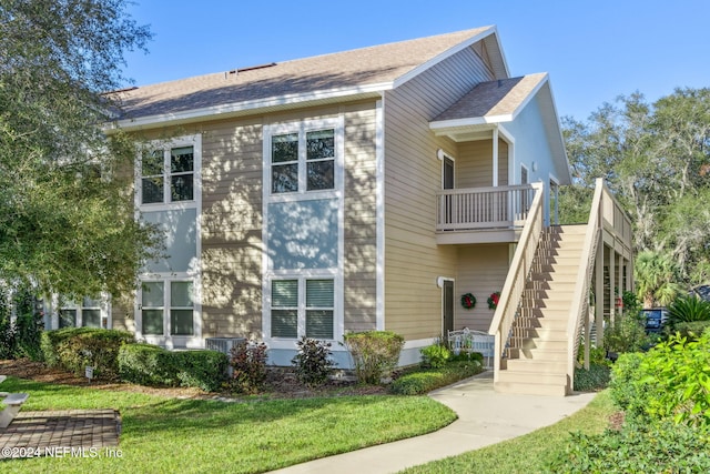 view of front facade featuring a front lawn