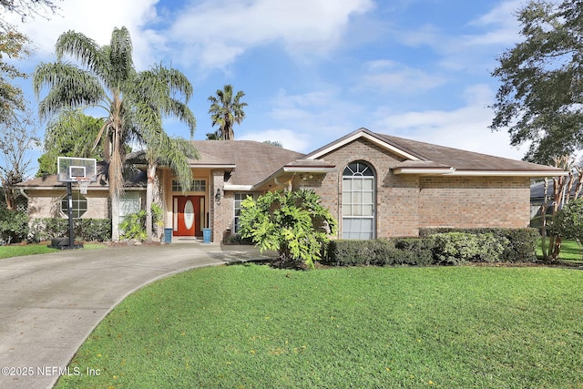 view of front of home featuring a front lawn