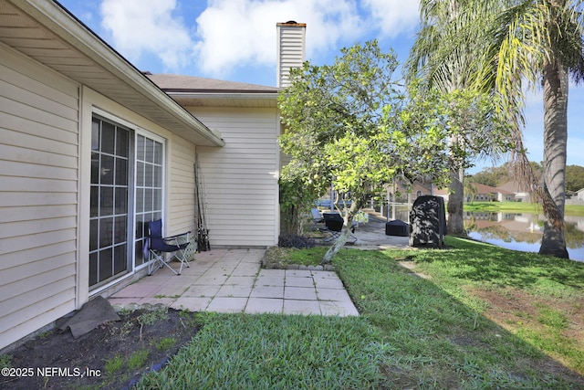 view of yard featuring a water view