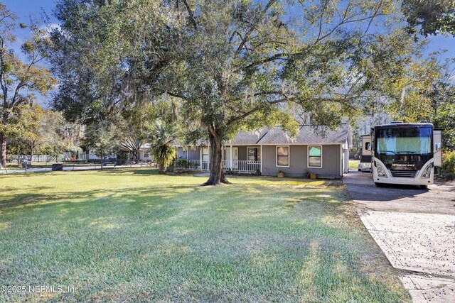 view of front of property featuring a porch and a front yard