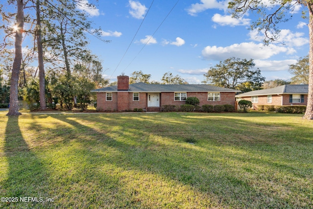 view of front of property featuring a front yard