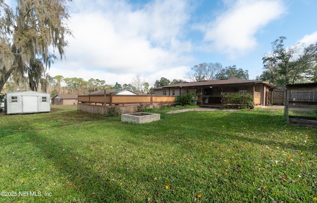 view of yard featuring a storage shed